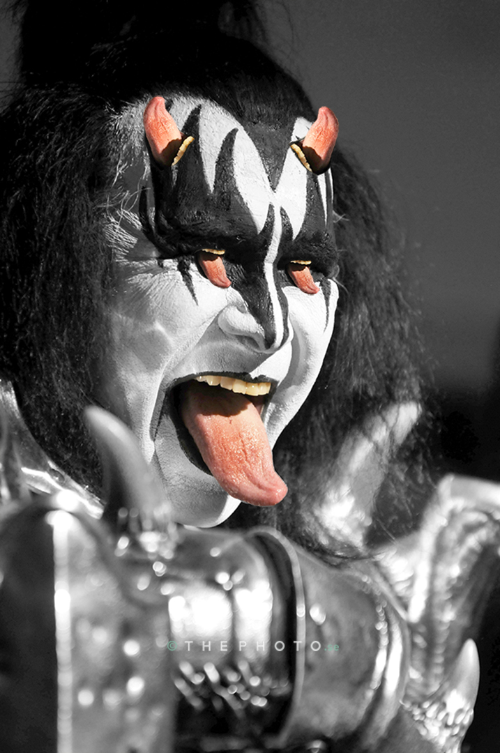 Tongue Kiss the demond. Genne Simmons claims to be the embodiment of sex, drugs and rock & roll.